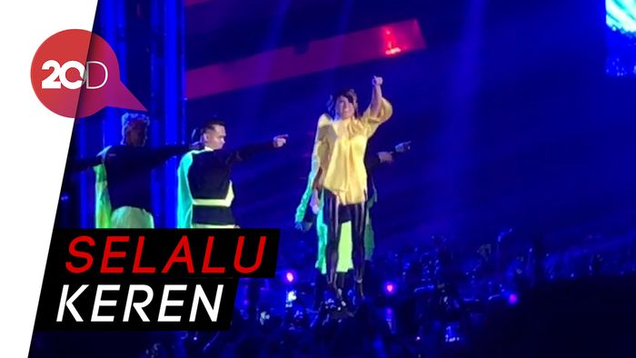 Energik! Penampilan Agnez Mo di Lazada Super Party