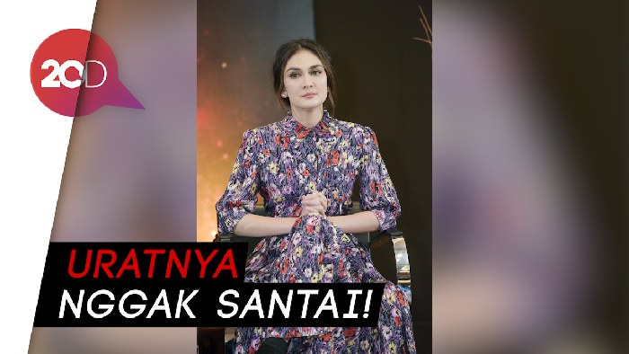 Luna Maya Menghayati Banget Nyanyi Lagu Galau, Curhat?