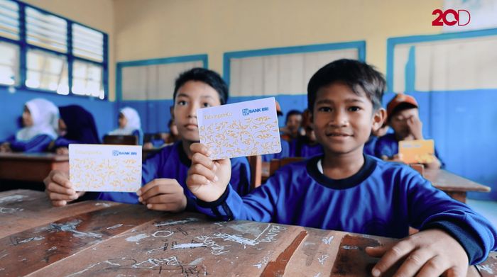 Senangnya Murid SD di Kayoa Mengenal Tabungan dan Perpustakaan Apung