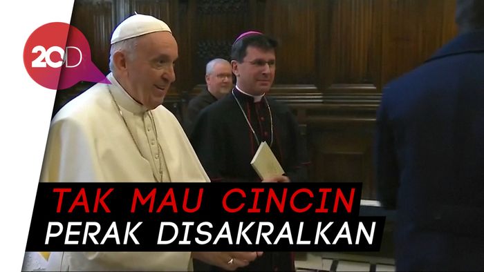 Tersenyum, Paus Francis Tak Mau Dicium Tangan