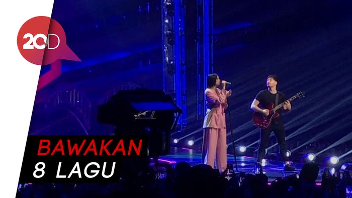 Aksi Keren Dua Lipa di Panggung Lazada Super Party