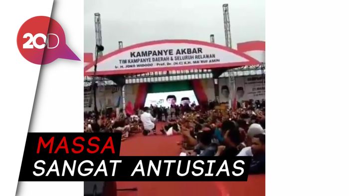 Detik-detik Ibu Iriana Terjungkal di Panggung Kampanye Jokowi