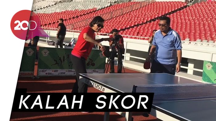 Berkaca Mata Hitam, Gaya Sri Mulyani Main Tenis Meja
