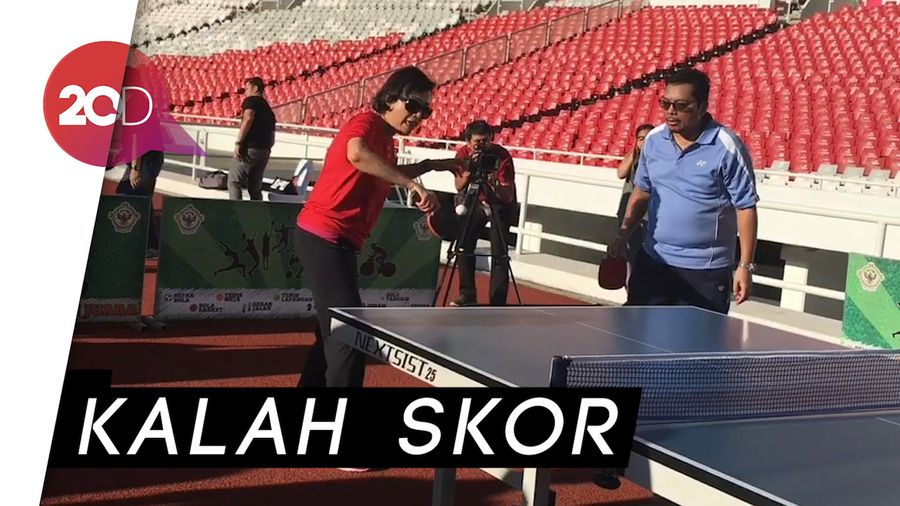 Berkaca Mata Hitam, Gaya Sri Mulyani Main Tenis Meja