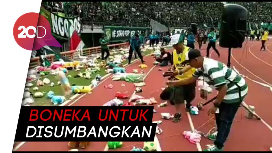 Hujan Boneka di Gelora Bung Tomo