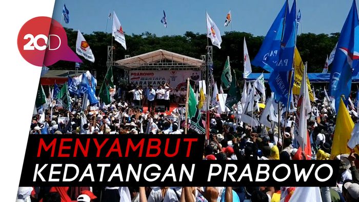 Panas-panasan Demi Sambut Prabowo di Karawang