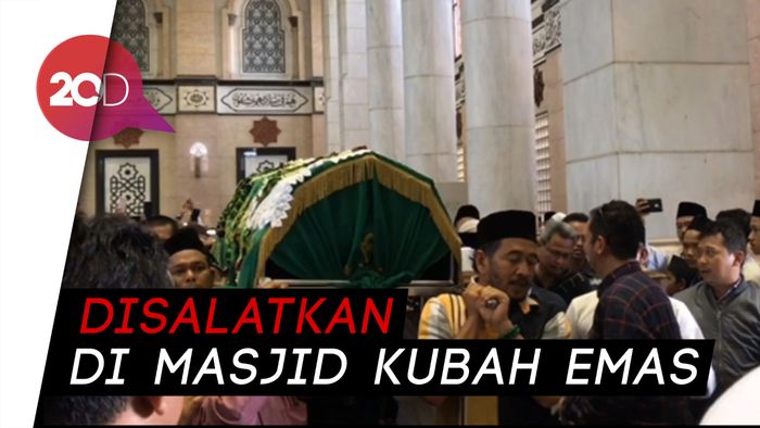 Ratusan Jemaah Iringi Kepergian Pendiri Masjid Kubah Emas Depok