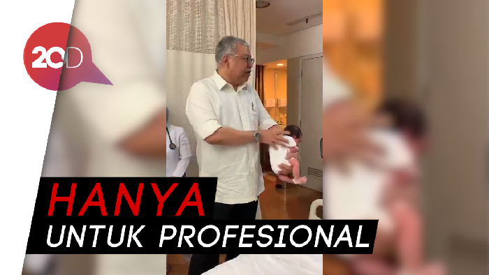 Viral! Tutorial Dokter Gendong Bayi Merah yang Bikin Deg-degan