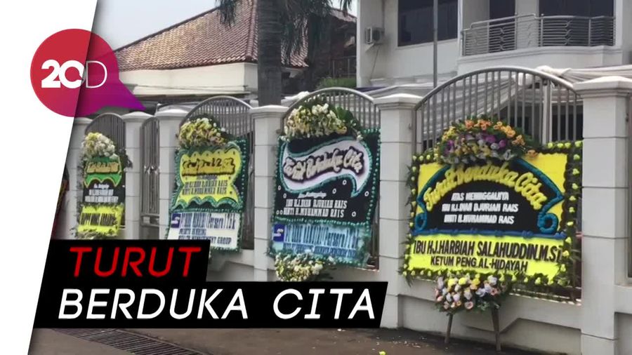 Karangan Bunga Banjiri Rumah Duka Pendiri Masjid Kubah Emas