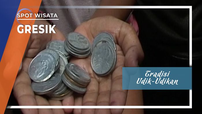Berebut Koin dalam Tradisi Udik-Udikan, Gresik