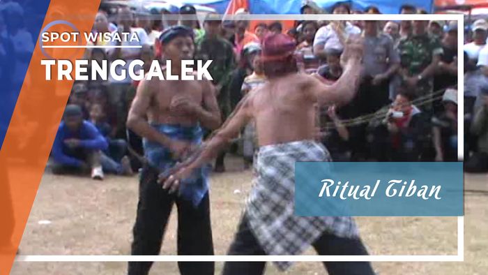 Tua Muda Turut Ritual Cambuk Tiban di Trenggalek, Jawa Timur