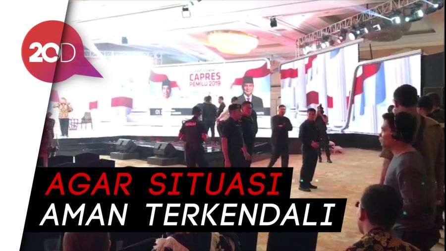 Gegana dan Anjing Pelacak Sterilisasi Arena Debat Capres