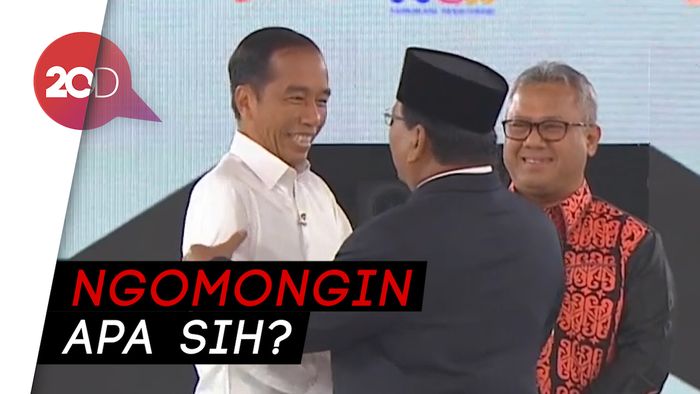 Momen Bisik Prabowo dan Tawa Lepas Jokowi di Awal Debat