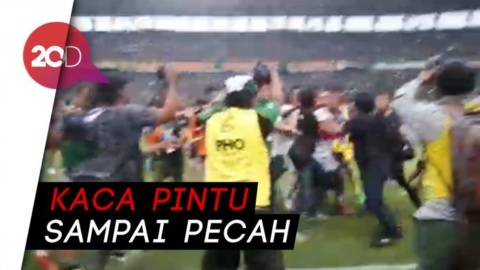 Rusuh! Dikartu Merah, Pemain PS Tira Persikabo Kejar Wasit