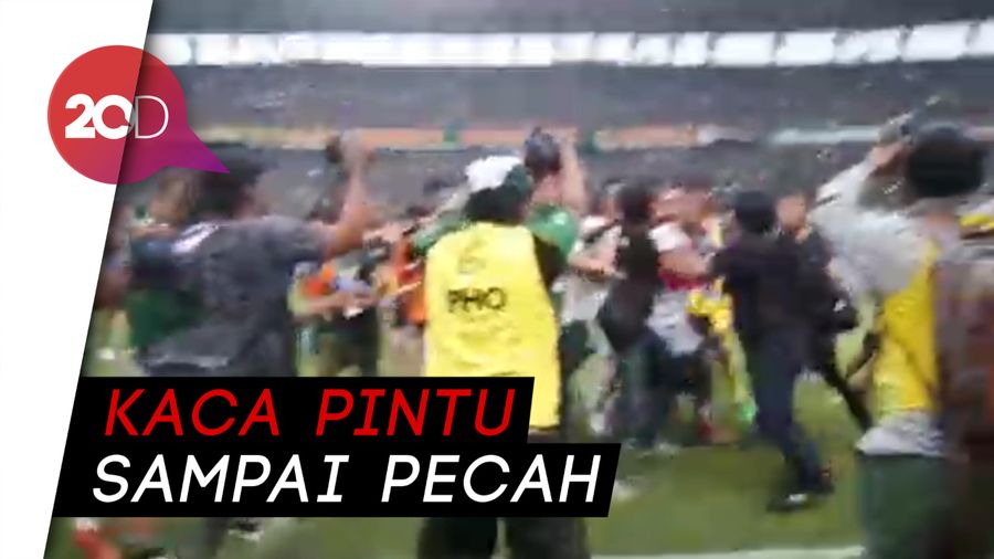 Rusuh! Dikartu Merah, Pemain PS Tira Persikabo Kejar Wasit