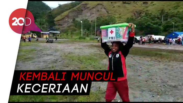 Senyum Lebar Korban Banjir Sentani saat Terima Bantuan PMI