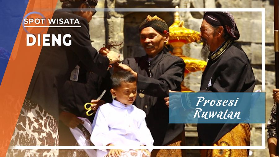 Prosesi Ruwatan Anak Rambut Gimbal di pelataran Candi Arjuna, Dataran Tinggi Dieng