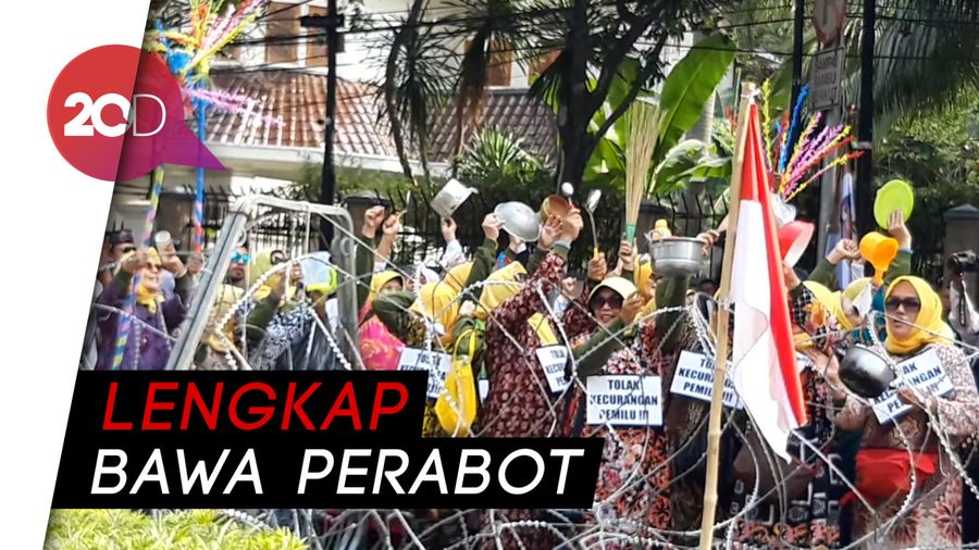 Emak-emak Berdaster Ikut Apel Siaga 313