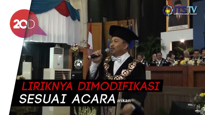 Mantap! Aksi Rektor ITS Nyanyikan Lagu Selow di Acara Wisuda