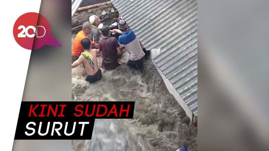 Jati Padang Sempat Banjir Akibat Tanggul Jebol