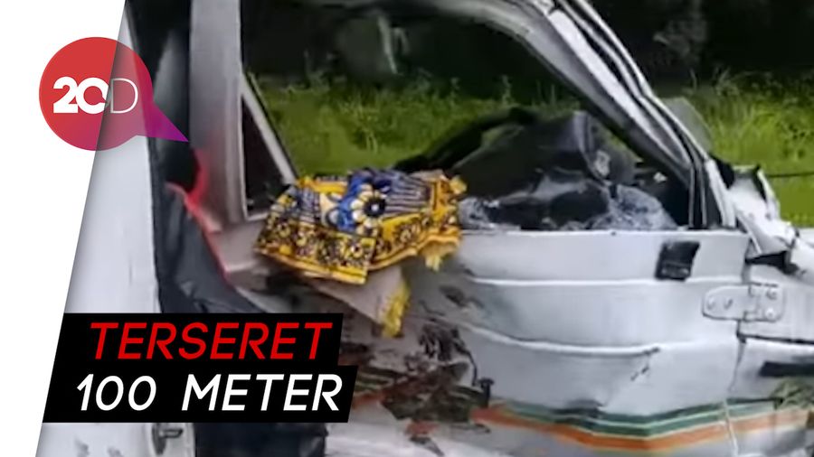Mogok di Tengah Rel, Mobil Ini Ringsek Disambar KA Pandanwangi