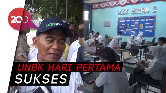 Pantau UNBK di Sulsel, Mendikbud Jadi Tukang Pijat Siswa