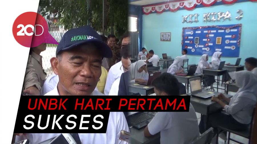 Pantau UNBK di Sulsel, Mendikbud Jadi Tukang Pijat Siswa