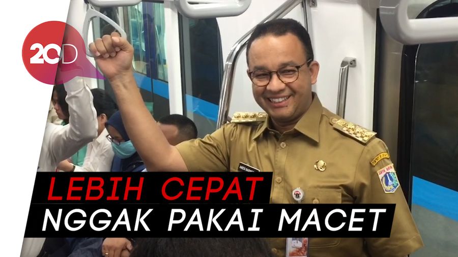Saat Anies Ngantor Naik MRT Jakarta