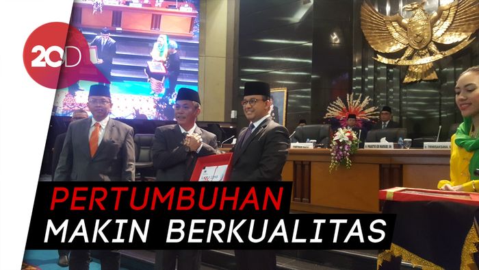 Anies Baca LKPJ DKI 2018: Kemiskinan Turun, Ekonomi Meningkat