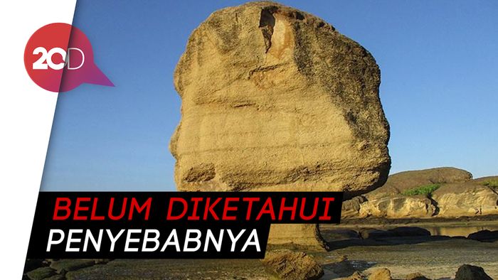 Batu Payung di Lombok Dikabarkan Runtuh Berkeping-Keping