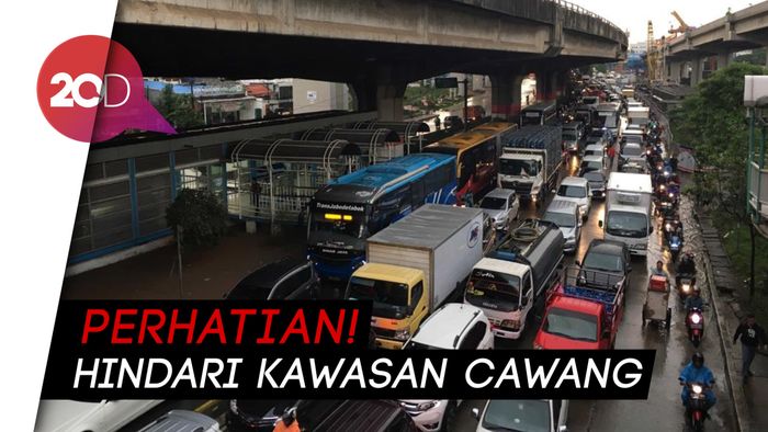 Kolong Tol Cawang Banjir Parah, Kemacetan Ekstrem Terjadi