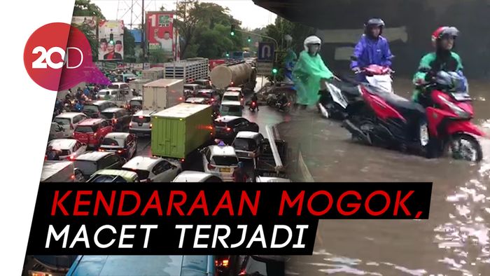 Potret Banjir Cawang, Banyak Motor Mogok Tak Kuat Menerobos