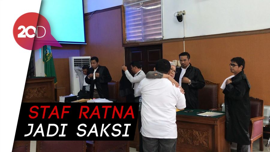 Usai Bersaksi, Saharudin Peluk Erat Ratna Sarumpaet