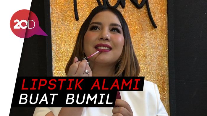 Percantik Diri Jelang Lahiran, Tya Ariestya Bikin Lipstik untuk Ibu Hamil