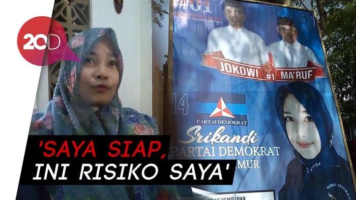 Caleg Berhijab Asal Demokrat Pasang Banner Dukung Jokowi