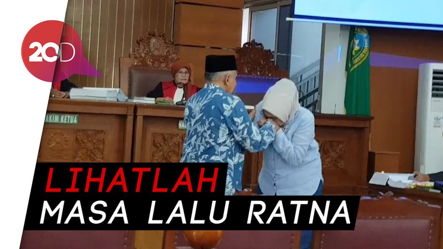 Ratna Sarumpaet Cium Tangan Amien Rais Usai Sidang
