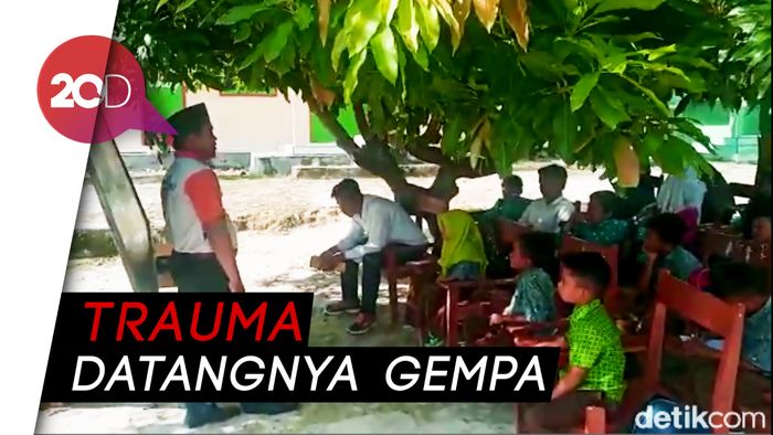 Takut Gempa Susulan, Siswa Pulau Raas Belajar di Halaman Sekolah