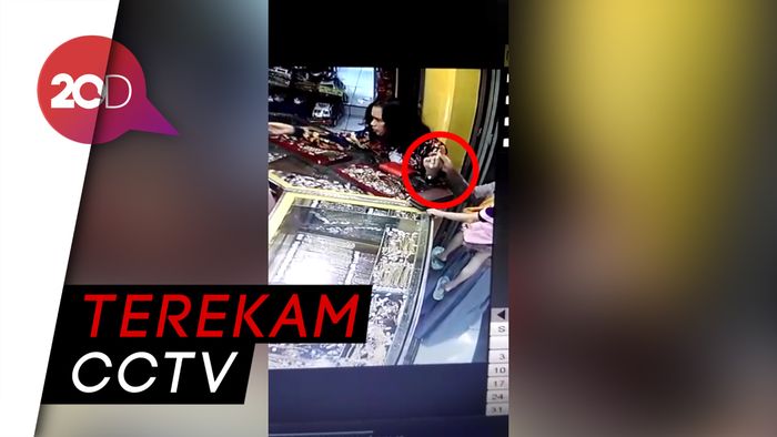 Terciduk! Emak-emak Necis Curi Emas di Pasar Ciamis