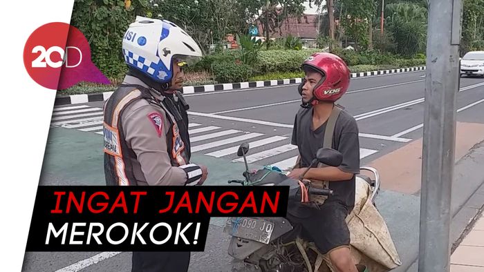 Dishub Surabaya Beri Sosialisasi Larangan Merokok kepada Pemotor