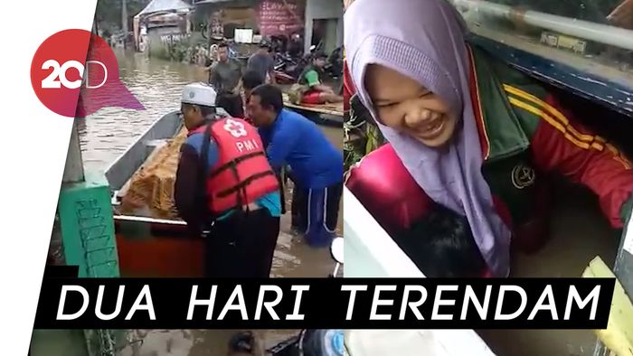 Relawan PMI Evakuasi Penyintas Banjir Dayeuhkolot