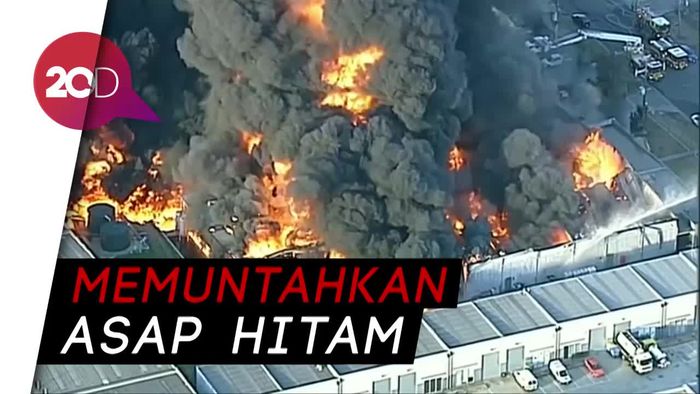 Pabrik Limbah Industri Melbourne Terbakar Keluarkan Asap Beracun
