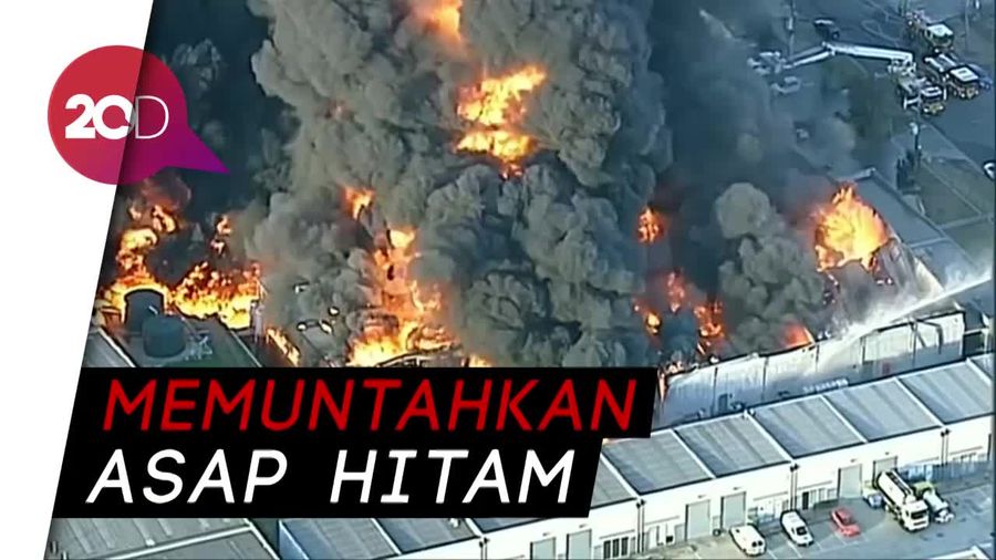 Pabrik Limbah Industri Melbourne Terbakar Keluarkan Asap Beracun