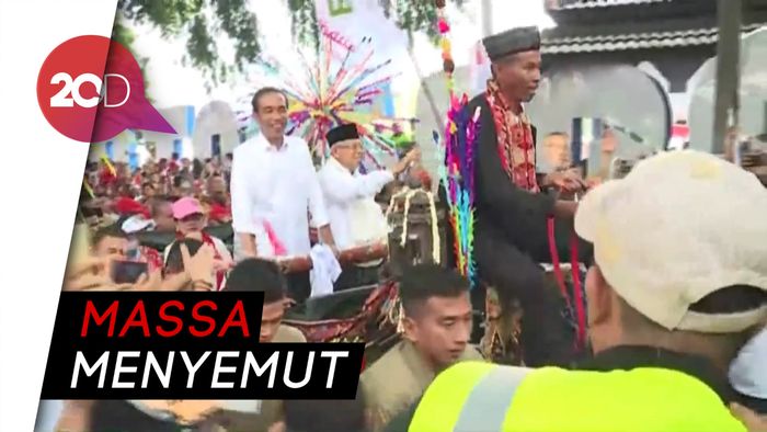 Berkemeja Putih Jokowi-Maruf Pawai Karnaval Naik Kereta Kuda
