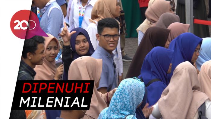 Suasana Pengunjung Menanti Kedatangan Sandiaga di Medan Yes 2019