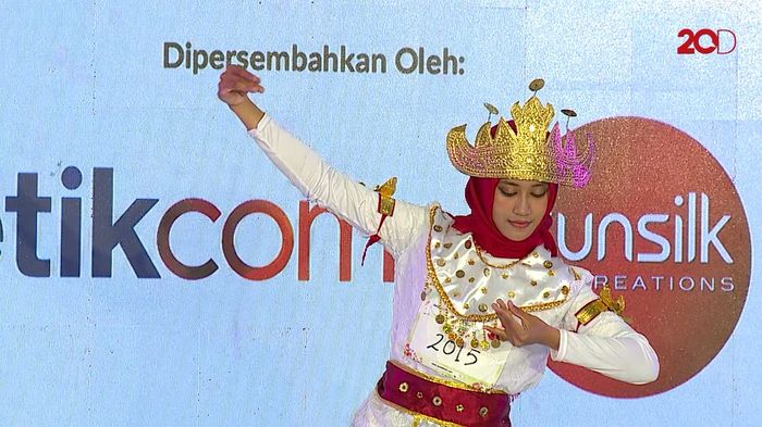 Arum Berikan Bunga ke Juri di Akhir Tariannya - Sunsilk Hijab Hunt 2019 Yogyakarta