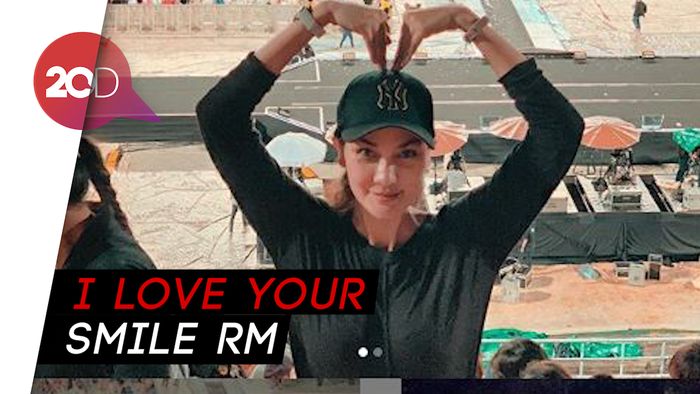 Girangnya Luna Maya Nonton Konser BTS di Bangkok