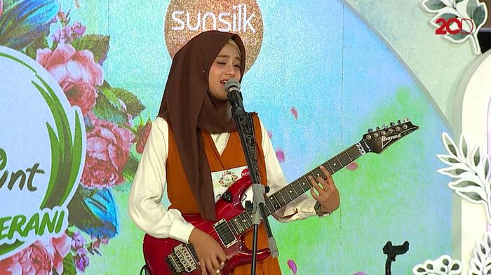 Intip Aksi Inkha Menyanyi Sambil Bermain Gitar Listrik - Sunsilk Hijab Hunt Yogyakarta