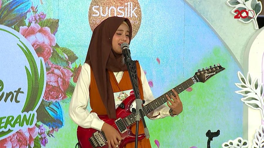 Intip Aksi Inkha Menyanyi Sambil Bermain Gitar Listrik - Sunsilk Hijab Hunt Yogyakarta