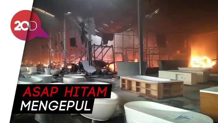 Pabrik Pembuatan Bak Mandi di Pasuran Ludes Terbakar