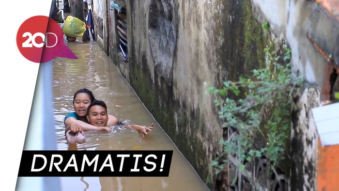 Dramatis! Evakuasi Ibu Hamil dari Banjir Setinggi Leher di Bandung